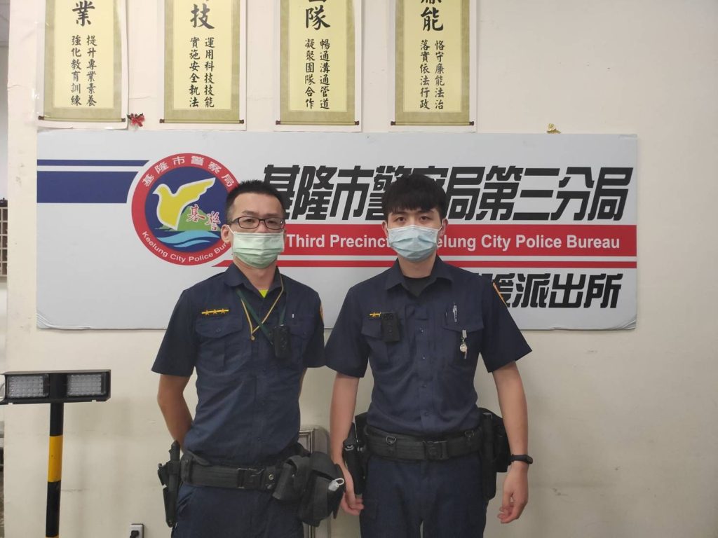 90歲失智婦騎樓徘徊　暖警無形鑰匙協助返家