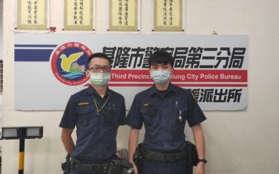 90歲失智婦騎樓徘徊　暖警無形鑰匙協助返家