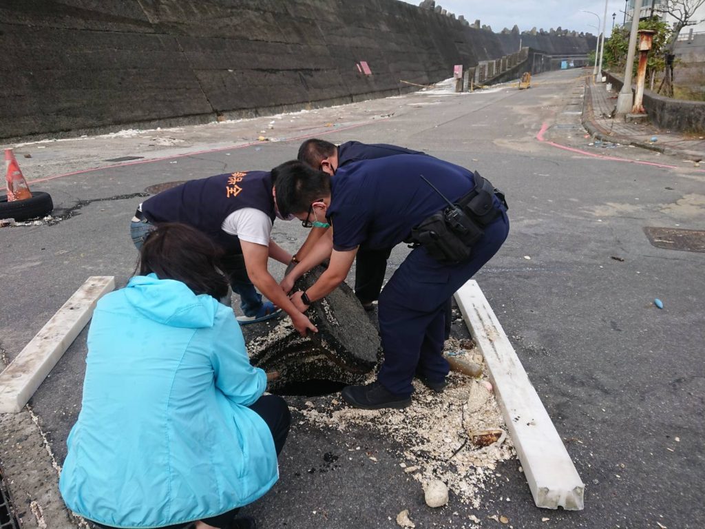 颱風巨浪挾帶垃圾上岸　基警管制維護安全