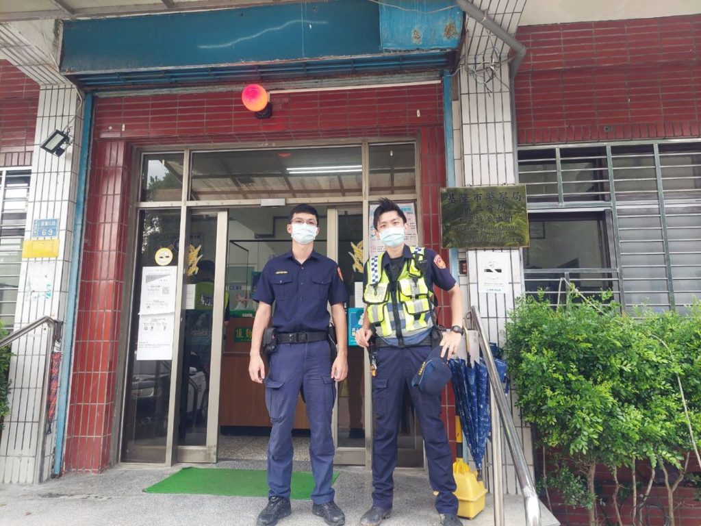 煙花襲台吹倒路樹　基警助排除障礙