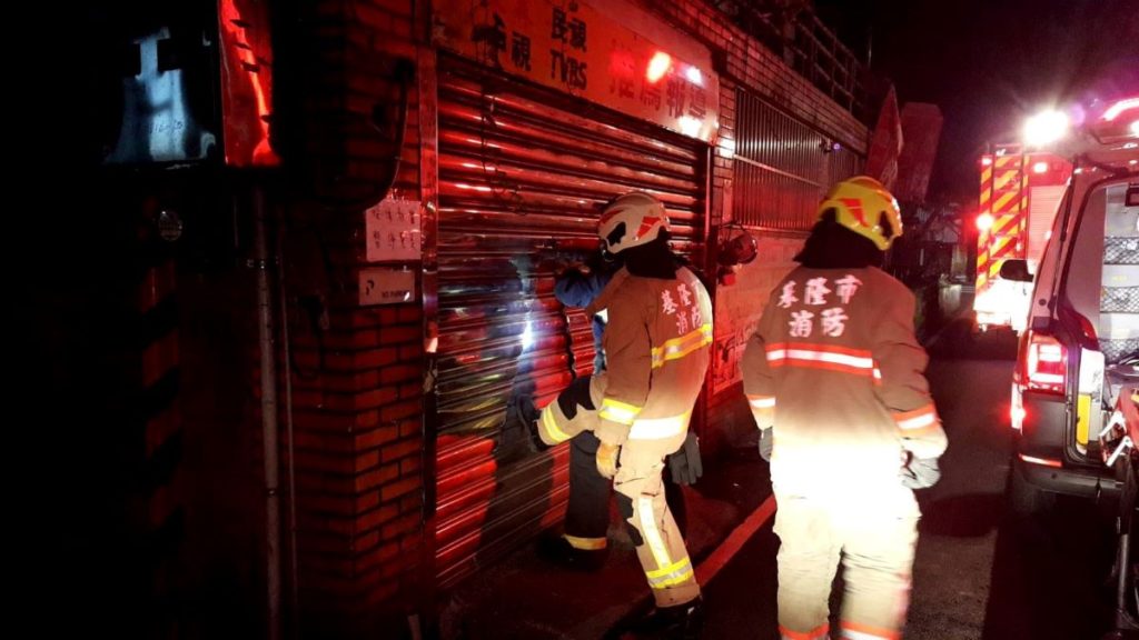 火速破門救命！女謝警消還她健康男友