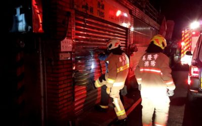 火速破門救命！女謝警消還她健康男友