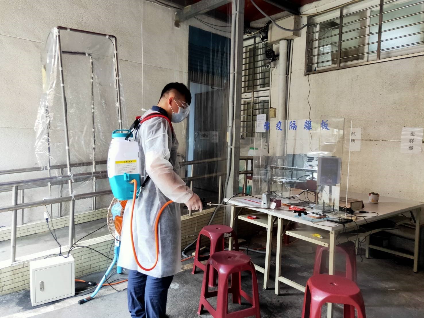 圖：內湖派出所使用鋰電噴霧機清潔消毒照片