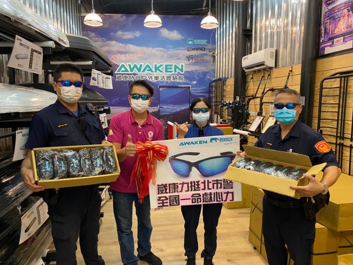圖：內湖分局潭美派出所所長孫吉荺（右二）與明傑企業梁淯傑（左二）合影