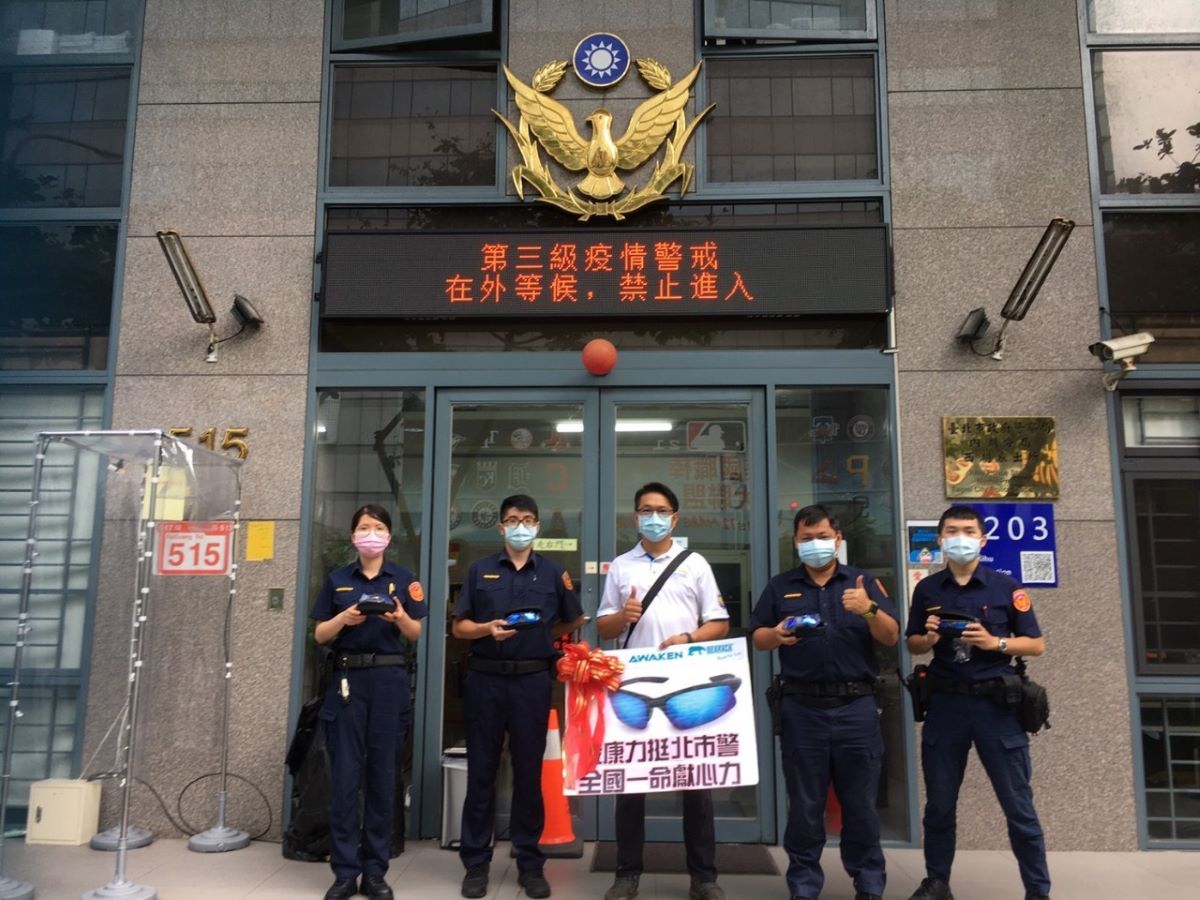 圖：內湖分局西湖派出所副所鄧仲恩（右二）與明傑企業梁淯傑（左三）合影