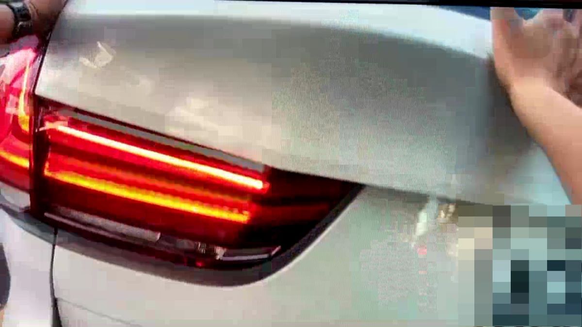圖：員警合力以徒手方式將故障車推至路邊停放