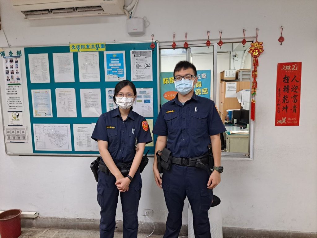 汽車突拋錨停路中　內湖警徒手推車解圍
