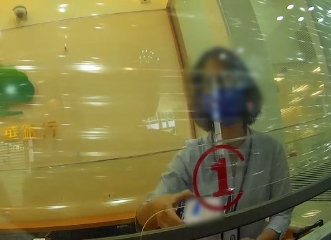 圖：行員向員警出示女子疑似遭愛情詐騙訊息