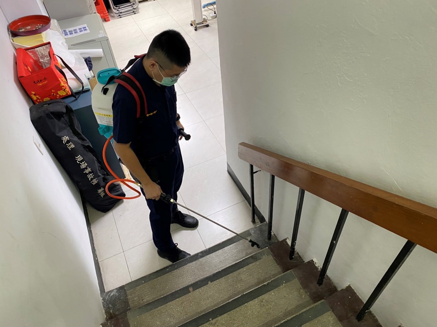 圖：潭美派出所使用鋰電噴霧機清潔消毒照片