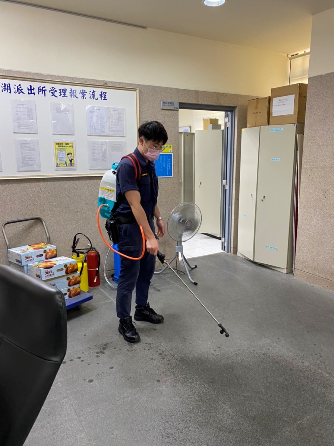圖：西湖派出所使用鋰電噴霧機清潔消毒照片