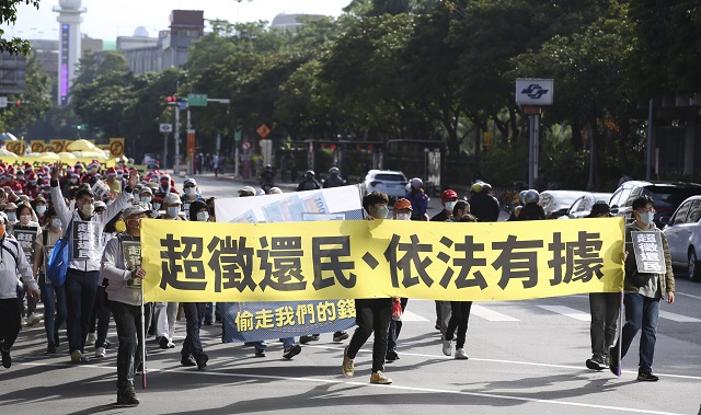1219稅改遊行年輕人大聲疾呼我要未來不要負債 1219稅改遊行年輕人大聲疾呼我要未來不要負債