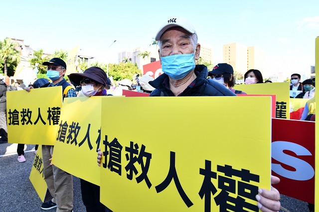 86歲阿公上凱道 希望不用拍桌子總統就能聽得見 86歲阿公上凱道 希望不用拍桌子總統就能聽得見