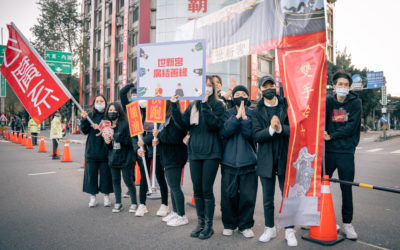 雙手合十跑神力來助闖　台北馬拉松世新公廣生熱情助陣