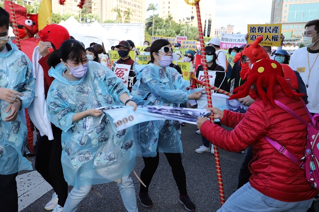 人民拒當稅奴 凱道上演台灣法稅版「章魚遊戲」 人民拒當稅奴 凱道上演台灣法稅版「章魚遊戲」