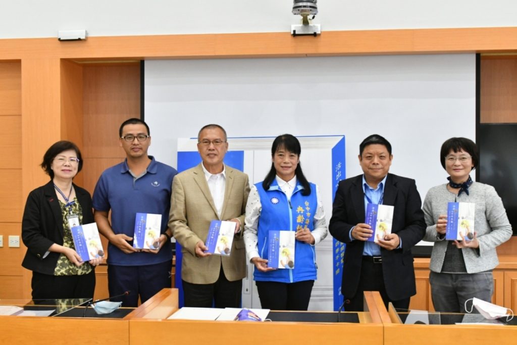 台中市議員冉齡軒贈書致圖書館及學校　《活出心中的太極》傳遞正能量