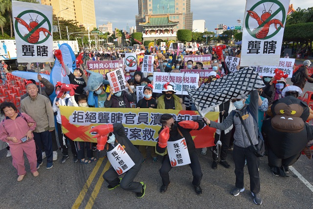 台南鄉親扮保衛隊　抓「龍蝦（聾瞎）官員」救國家