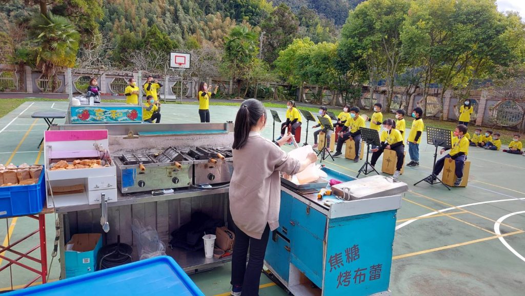 「第一次」吃到美味章魚燒造型雞蛋糕 幸福列車開進阿里山奮起湖偏鄉小學 「第一次」吃到美味章魚燒造型雞蛋糕 幸福列車開進阿里山奮起湖偏鄉小學