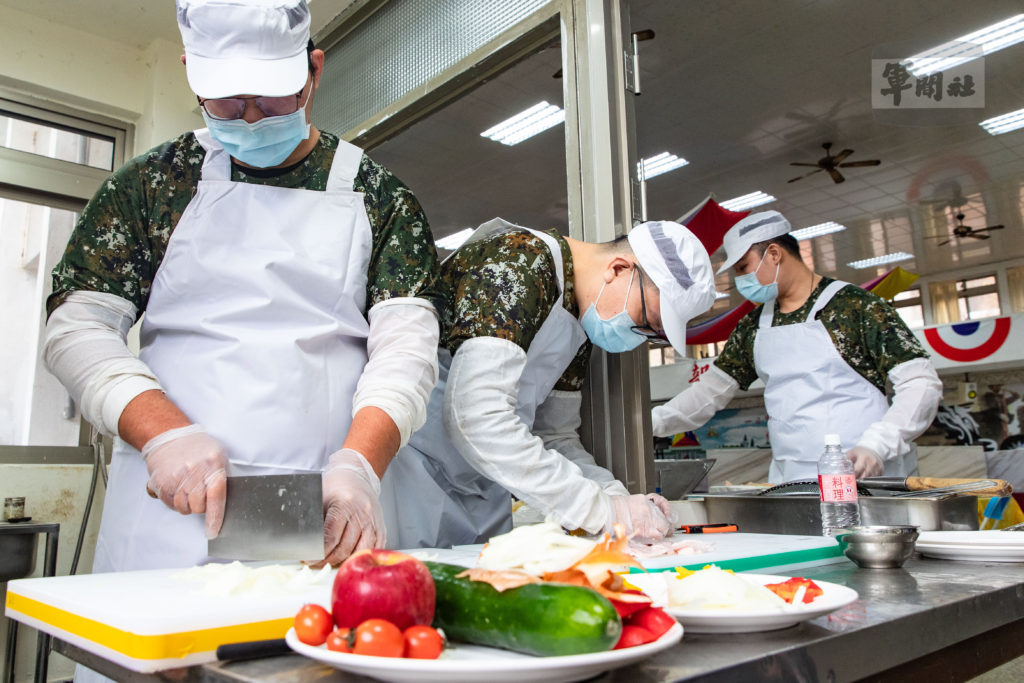 裝甲586旅「金菜刀」廚神競賽 砲兵營食勤組奪魁 裝甲586旅「金菜刀」廚神競賽 砲兵營食勤組奪魁