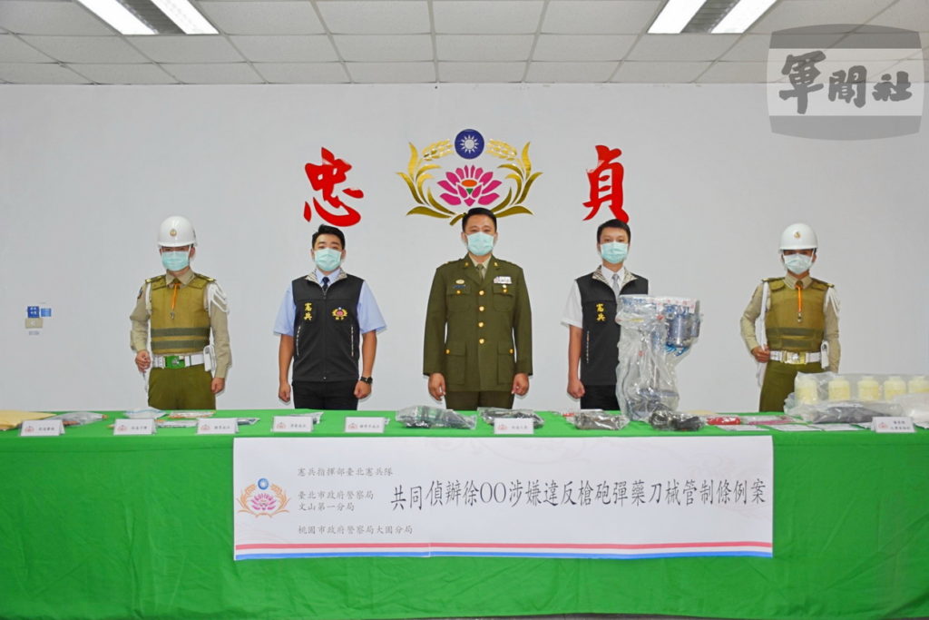 民眾之媬軍伍之師 臺北憲兵隊緝毒肅槍守護國人 民眾之媬軍伍之師 臺北憲兵隊緝毒肅槍守護國人