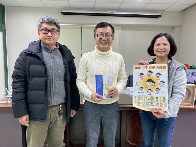 北一女中校友贈書「活出心中的太極」回饋母校師恩