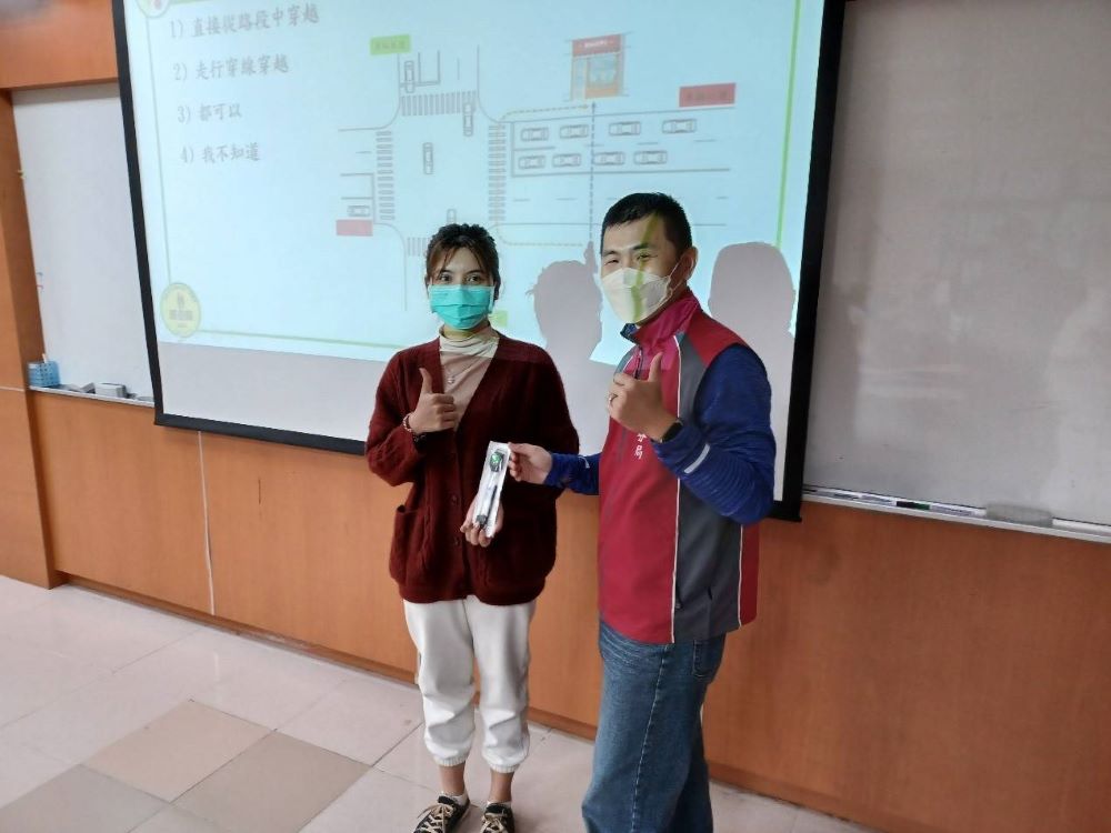 南港分局同仁致贈同學交通安全宣導品