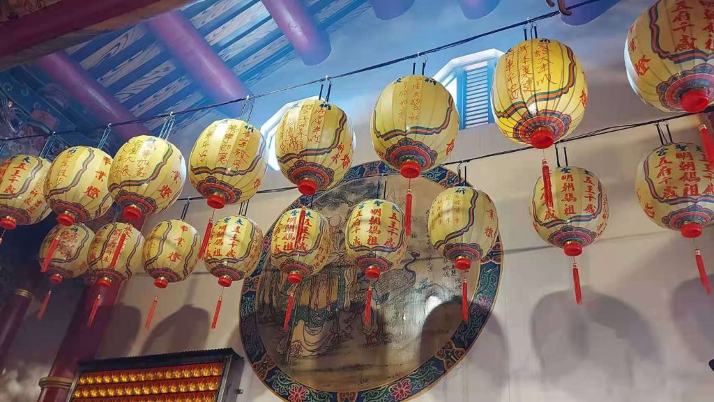 明朝媽祖允諾常駐小鳥不怕人　400年魍港太聖宮人鳥同處