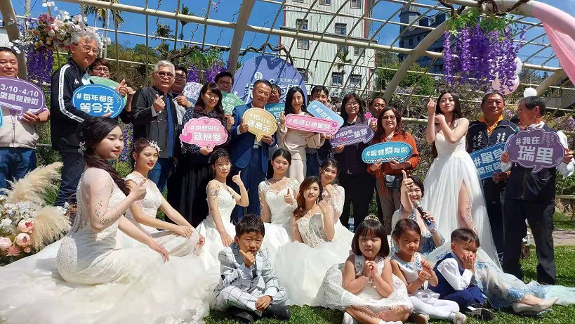 瑞里浪漫紫藤花季　翁章梁偕紫藤女神大久保麻梨子揭開序幕