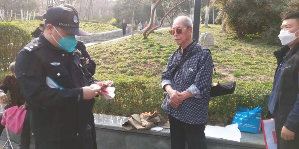 撿鉅款找失主多人認領 報警核實物歸原主受人贊 撿鉅款找失主多人認領 報警核實物歸原主受人贊