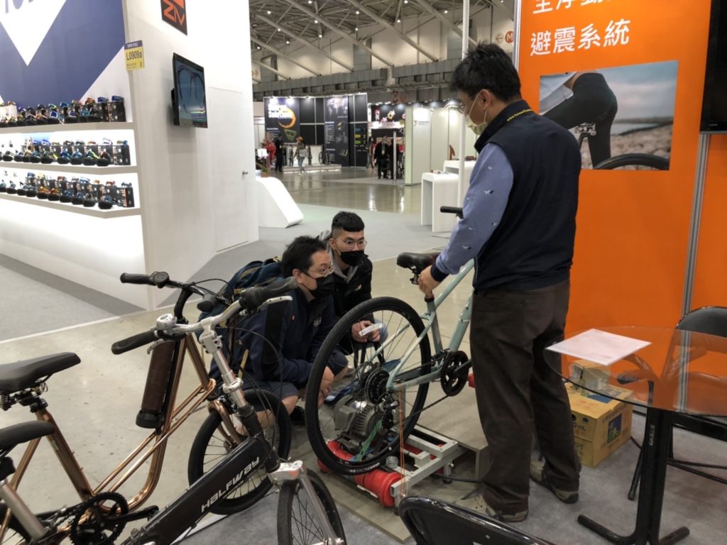 自行車界革命性產品「Air Seat 全浮動座椅避震系統」 發明家徐文紹全球首創 自行車界革命性產品「Air Seat 全浮動座椅避震系統」 發明家徐文紹全球首創