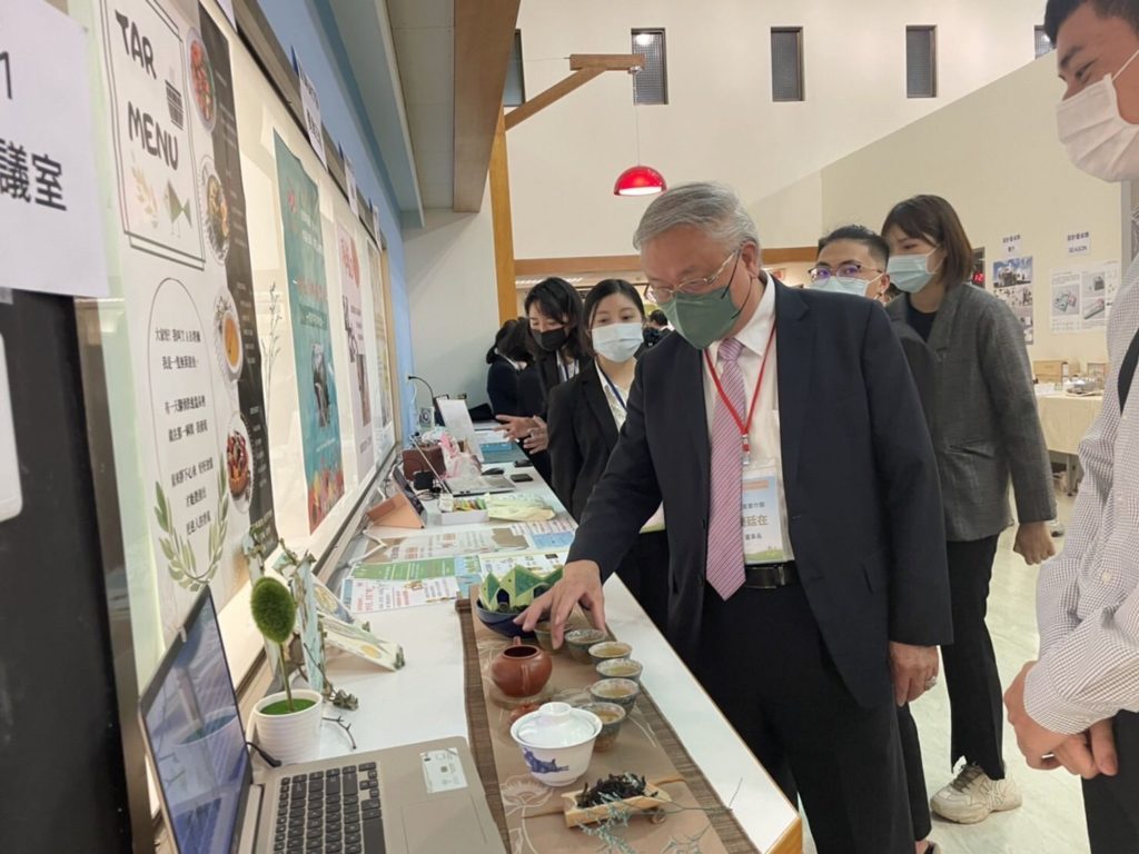 創新出眾實踐共好 南華大學專題競賽簡廷在任評審 創新出眾實踐共好 南華大學專題競賽簡廷在任評審
