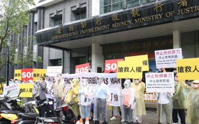 兩公約國際審查會場外 民眾冒雨吶喊:人權不該是空談 兩公約國際審查會場外 民眾冒雨吶喊:人權不該是空談
