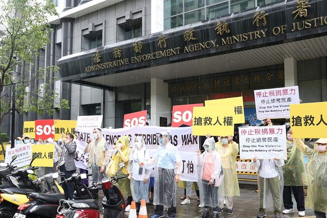兩公約國際審查會場外 民眾冒雨吶喊:人權不該是空談 兩公約國際審查會場外 民眾冒雨吶喊:人權不該是空談