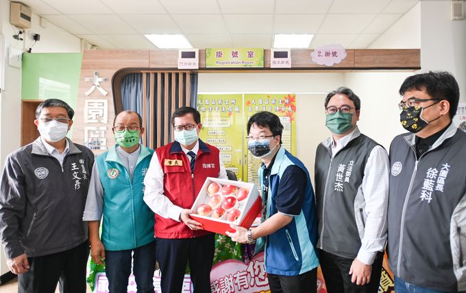 鄭市長慰勞大園區衛生所同仁 感謝展現防疫韌性 鄭市長慰勞大園區衛生所同仁 感謝展現防疫韌性