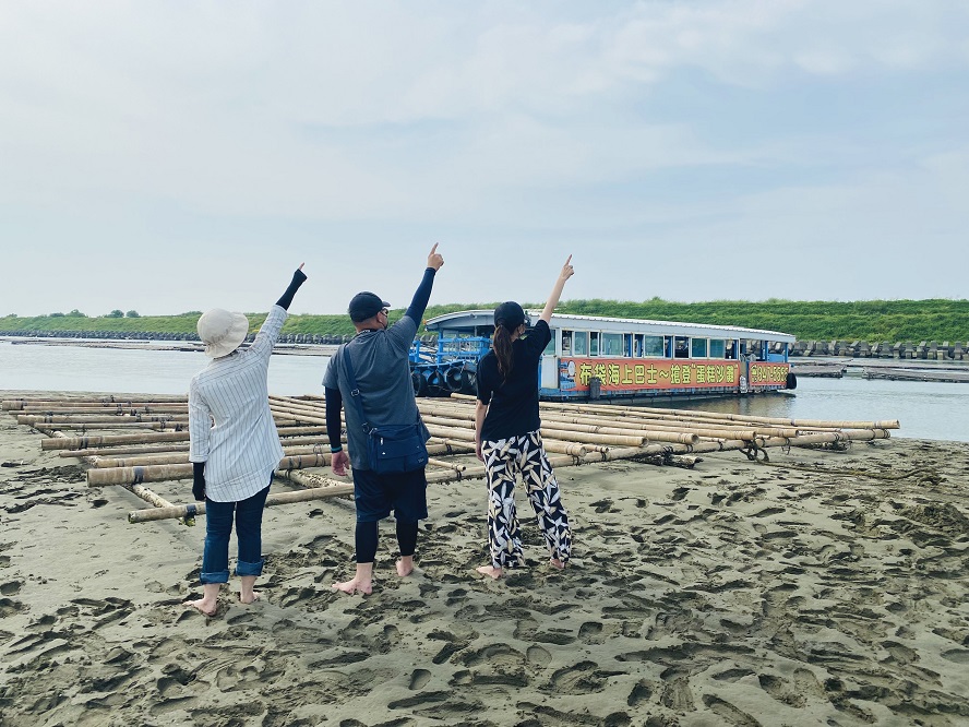 暑假沒梗包山包海　布袋海上巴士搶灘！