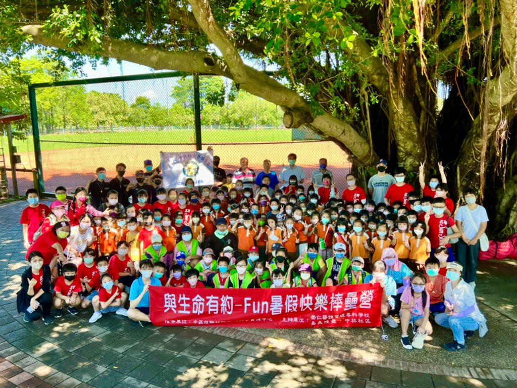 崇仁醫專志工團隊x樂樂棒球營小選手一同熱情揮灑汗水 其樂融融 崇仁醫專志工團隊x樂樂棒球營小選手一同熱情揮灑汗水 其樂融融