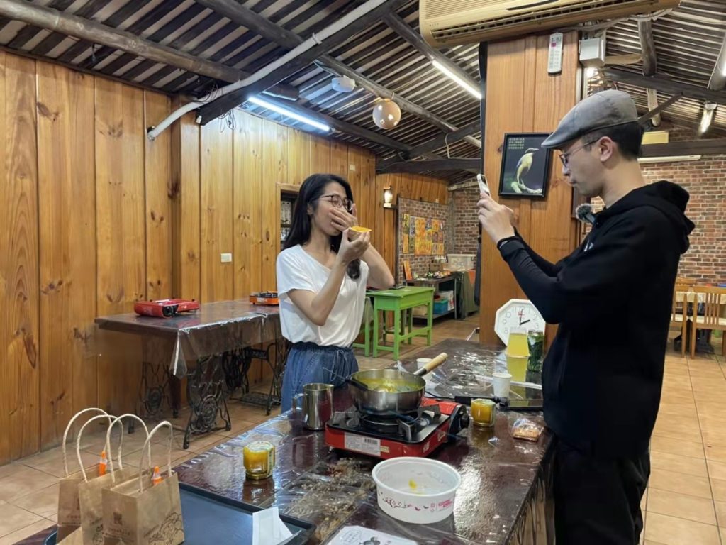 香港網紅搭好行公車吃嘉義鳳梨 大讚台灣人好幸福 香港網紅搭好行公車吃嘉義鳳梨 大讚台灣人好幸福