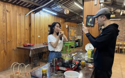香港網紅搭好行公車吃嘉義鳳梨　大讚台灣人好幸福