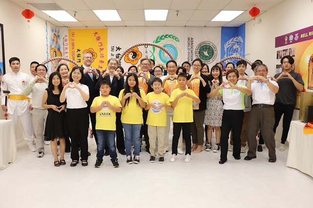 中秋團聚好念傳善心　加州州參議員Josh Newman在LA鳴響和平鐘