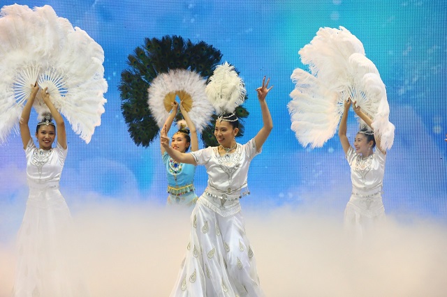 女工程師化身孔雀與仙子 盼良善種子遍地開花 溫暖人間 女工程師化身孔雀與仙子 盼良善種子遍地開花 溫暖人間