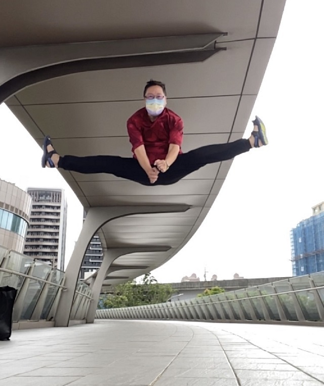 神級阿公懸空劈腿好身手 舞龍祈福點亮世界希望 神級阿公懸空劈腿好身手 舞龍祈福點亮世界希望