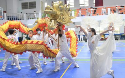 蔡孟軒將女兒當龍頭舞 親子同樂為世人祈福 蔡孟軒將女兒當龍頭舞 親子同樂為世人祈福