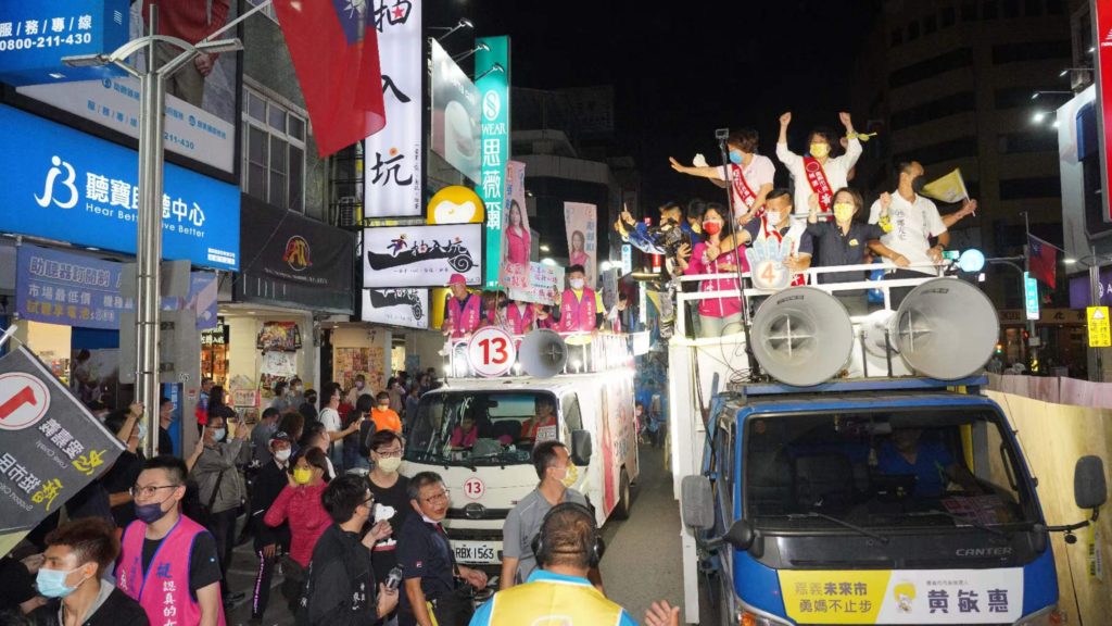 噴水圓環選前之夜　黃敏惠母雞帶小雞造勢大車拼