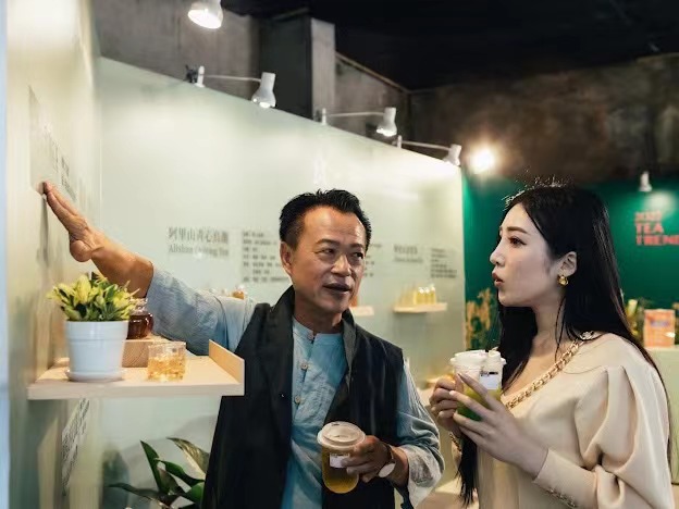 「高山茶都 • 嘉義」創超高人氣 網紅Vivi與縣長直播開箱展場 「高山茶都 • 嘉義」創超高人氣 網紅Vivi與縣長直播開箱展場