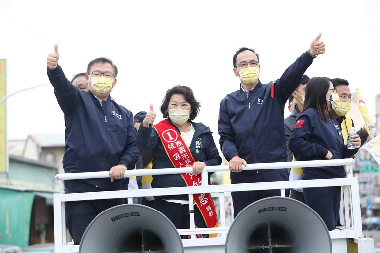 選戰倒數4天勇媽黃敏惠車隊掃街 朱立倫沿路喊話支持1號 選戰倒數4天勇媽黃敏惠車隊掃街 朱立倫沿路喊話支持1號
