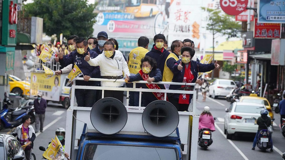 侯友宜送暖助陣勇媽 黃敏惠與這塊土地黏牢牢 侯友宜送暖助陣勇媽 黃敏惠與這塊土地黏牢牢