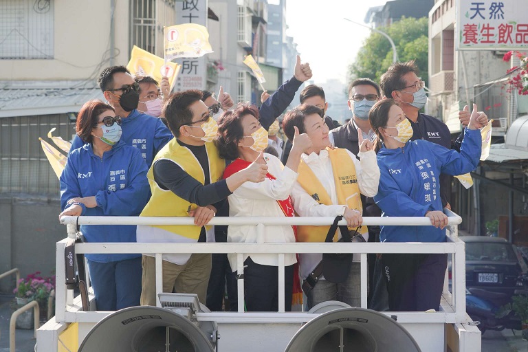 嘉市選戰倒數三天全力支持1號 黃敏惠與盧秀燕合體車掃 嘉市選戰倒數三天全力支持1號 黃敏惠與盧秀燕合體車掃