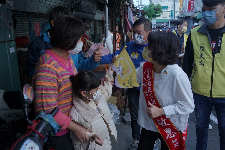 黃敏惠穿街走巷全力衝刺 南田市場拜票振奮邁向消費新都心 黃敏惠穿街走巷全力衝刺 南田市場拜票振奮邁向消費新都心