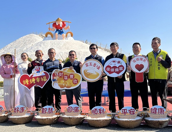 「鹽擔下的獨白」傳承鹽工正能量 七股鹽山年度新裝置出爐 「鹽擔下的獨白」傳承鹽工正能量 七股鹽山年度新裝置出爐