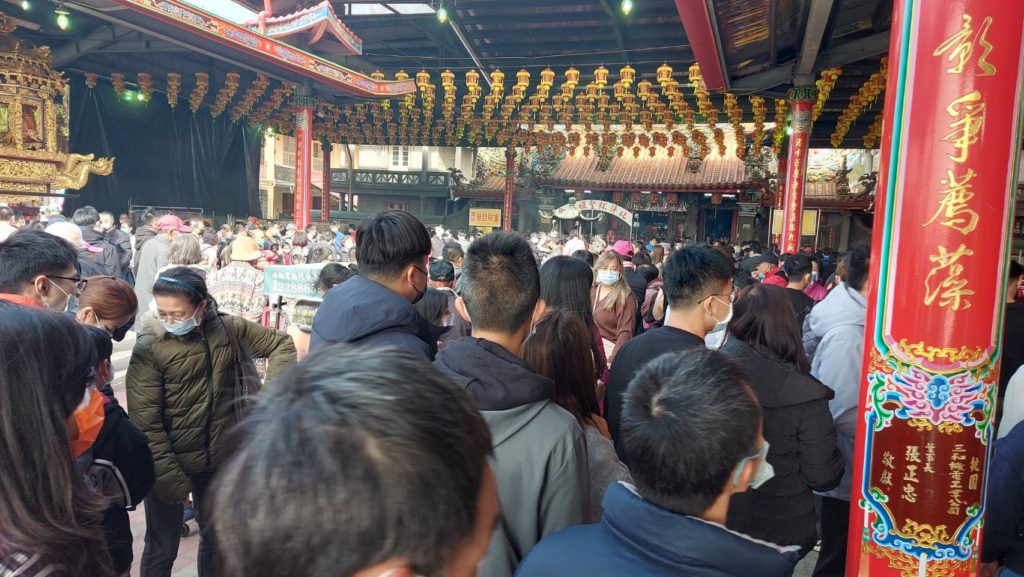 疫情斷2年再湧人潮 東石港口宮恢復擲筊送轎車金媽祖 疫情斷2年再湧人潮 東石港口宮恢復擲筊送轎車金媽祖