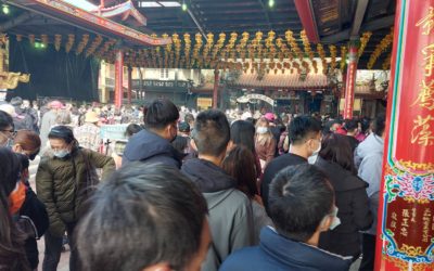 疫情斷2年再湧人潮　東石港口宮恢復擲筊送轎車金媽祖